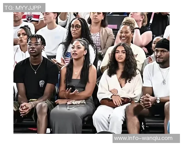 詹姆斯小儿子布莱斯与女友甜蜜合影引发网友热议与祝福